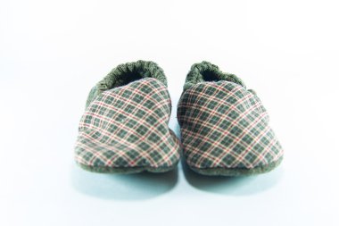 Beyaz arka planda çocuk ayakkabıları.