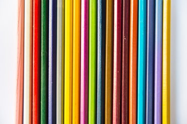 İzole beyaz arka plan üzerinde renkli kalemler