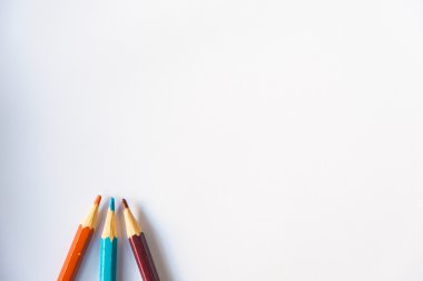 İzole beyaz arka plan üzerinde renkli kalemler