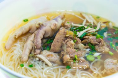 beyaz zemin üzerine erişte.