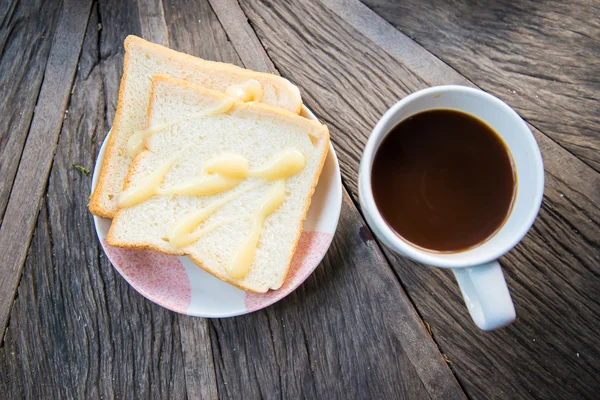 Café e uma fatia de pão — Fotografia de Stock