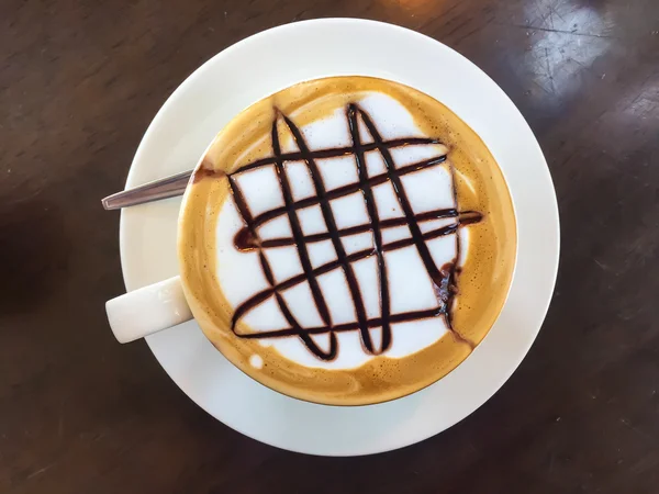 Café quente em copo branco na mesa. — Fotografia de Stock