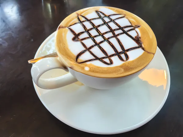 Heißer Kaffee in weißer Tasse auf dem Tisch. — Stockfoto