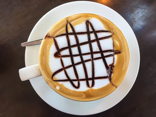 테이블 위에 놓인 하얀 컵에 담긴 따끈 한 커피. — 스톡 사진