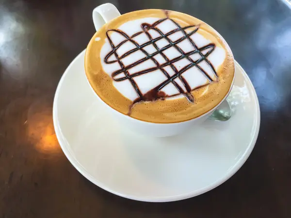 Café caliente en taza blanca sobre la mesa. — Foto de Stock
