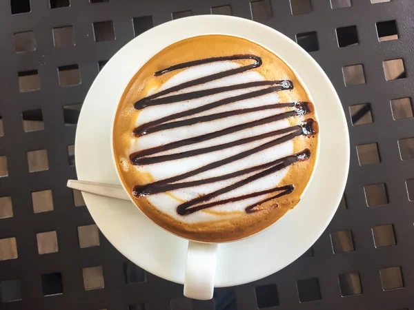 Warme koffie in witte beker op tafel. — Stockfoto