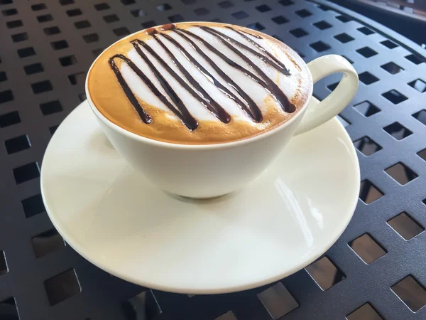 Café quente em copo branco na mesa. — Fotografia de Stock