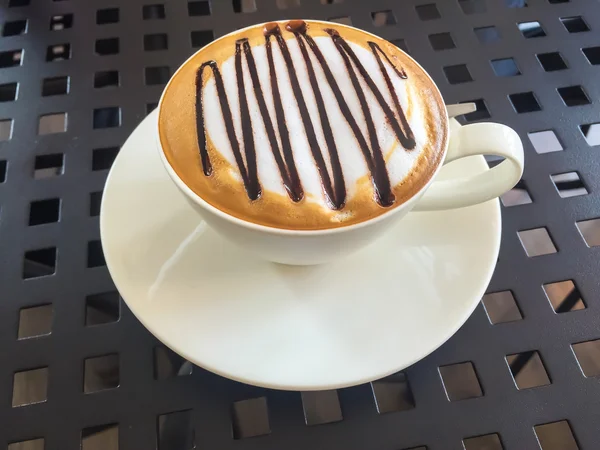 Caffè caldo in tazza bianca sul tavolo. — Foto Stock