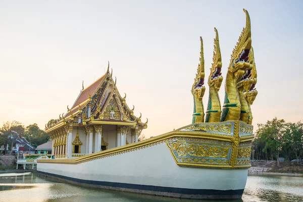 Tempel auf einem großen Boot. — Stockfoto