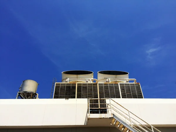 Ahşap bir masaya oturan güneş gözlüğü.