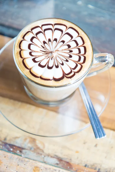 Heißer Kaffee in weißer Tasse auf dem Tisch. — Stockfoto