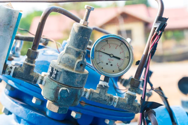 Ahşap bir masaya oturan güneş gözlüğü.