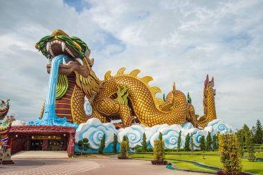 büyük ejderha heykeli