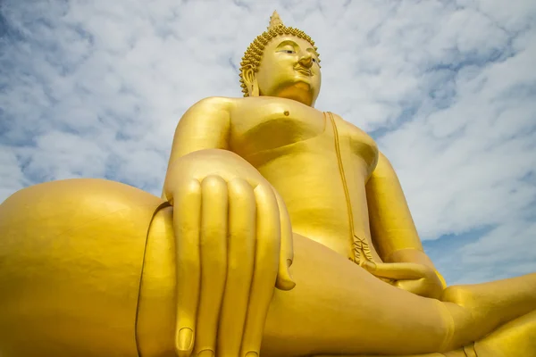 Una grande statua di Buddha — Foto Stock