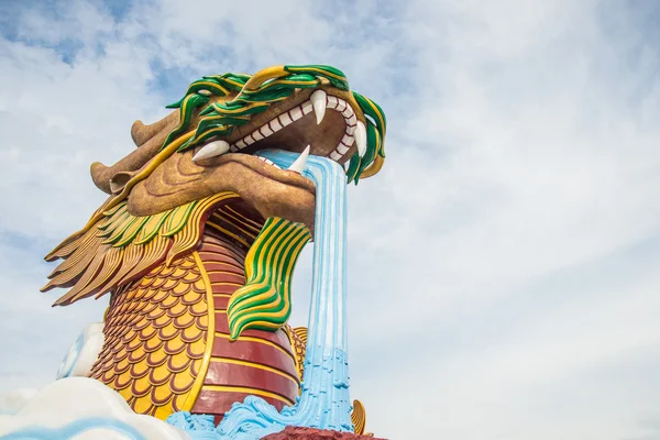 Великий дракон статуя — стокове фото