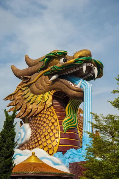 Gran estatua de dragón —  Fotos de Stock