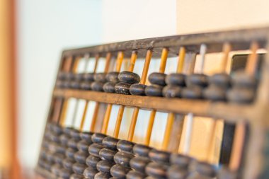 Abacus bir antikacı tabloda yerleştirilir.