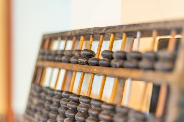 Abacus bir antikacı tabloda yerleştirilir.