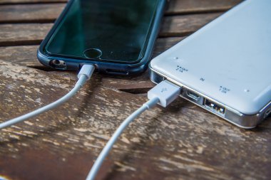 Telefon güç bankadan, pil şarj oluyor