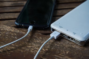 Telefon güç bankadan, pil şarj oluyor