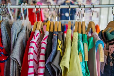 renkli bluz clothesline bir mağazada asılı.