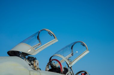 Avcı uçağı önlük üzerinde park etmiş..