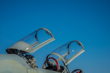 Avcı uçağı önlük üzerinde park etmiş..