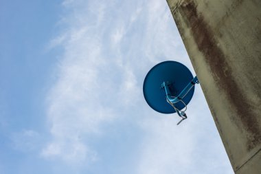 Binalar üzerinde yüklü çanak antenler.