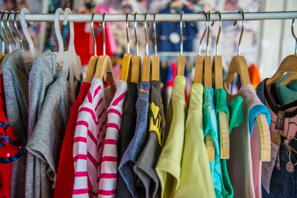 renkli bluz clothesline bir mağazada asılı.