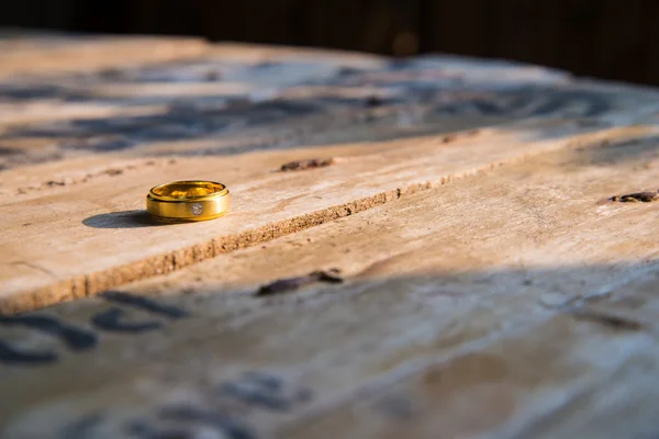 Diamantring wird auf einen Holztisch gelegt. — Stockfoto