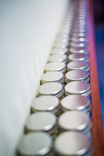 Tarro de tabletas de leche en la mesa, profundidad — Foto de Stock