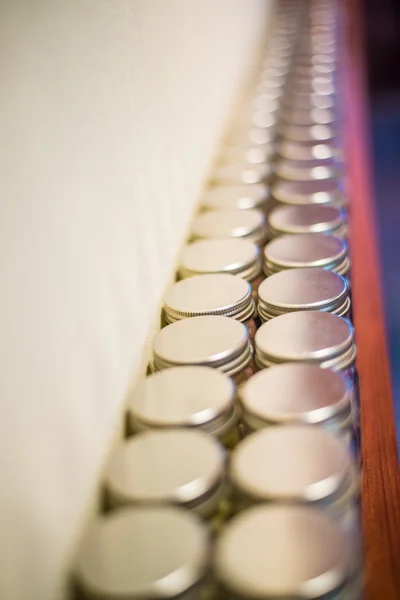 Tarro de tabletas de leche en la mesa, profundidad — Foto de Stock