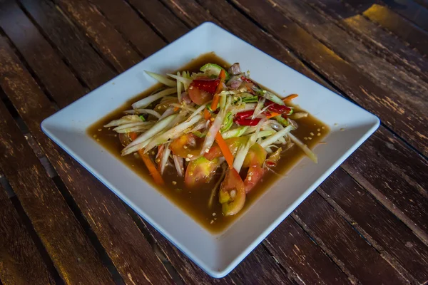 Ensalada de papaya sobre la mesa en el restaurante . — Foto de Stock