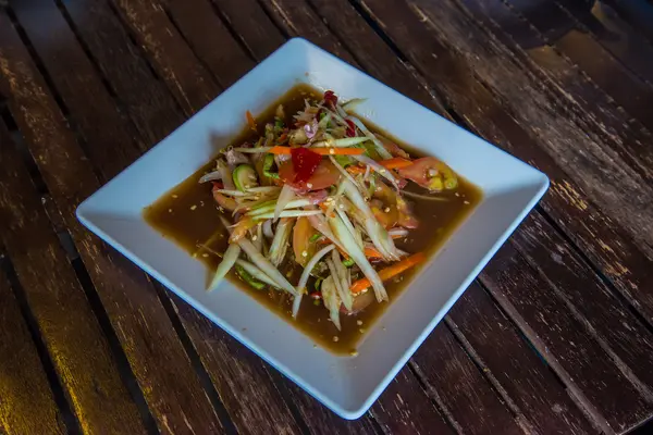 Ensalada de papaya sobre la mesa en el restaurante . — Foto de Stock