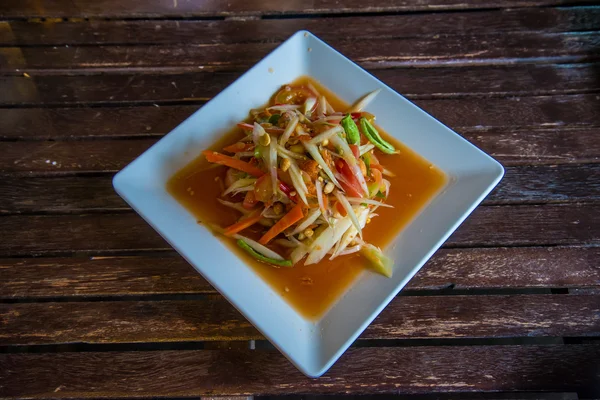 Ensalada de papaya sobre la mesa en el restaurante . —  Fotos de Stock