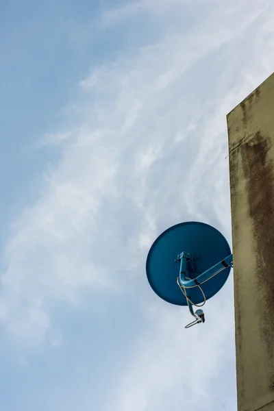 Parabolantenner installerat på byggnader. — Stockfoto