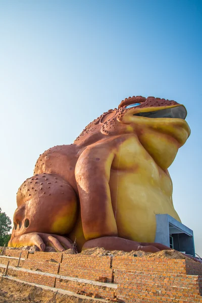Nehir üzerinde büyük toads. heykel — Stok fotoğraf