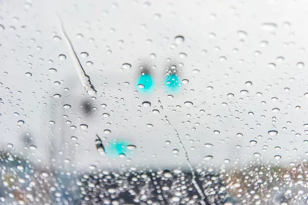 Zoom disparado fuera de foco gotas de agua en el vidrio . —  Fotos de Stock