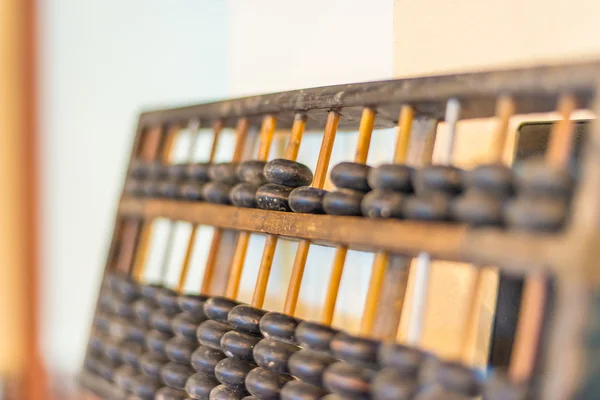 Abacus placeras på bordet i en antikaffär. Royaltyfria Stockfoton