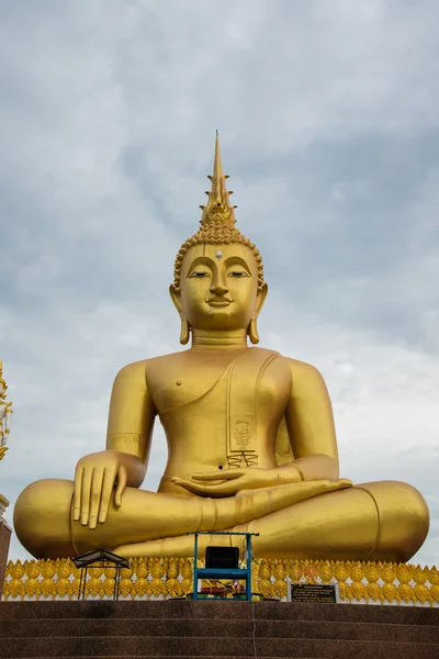 Buddha-Statue im Tempel von Thailand. — Stockfoto