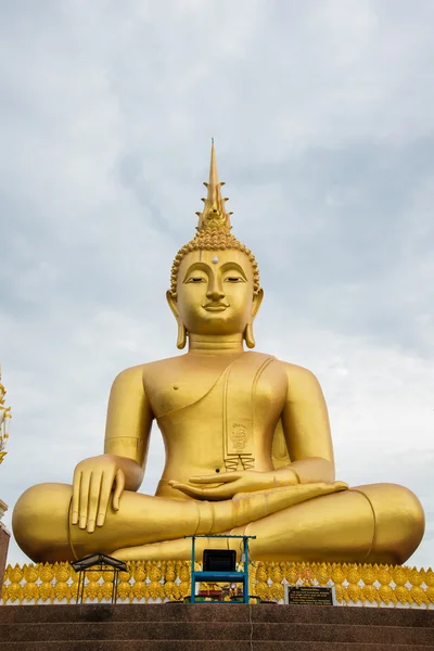 Estatua de buddha en el templo de Tailandia. — Foto de Stock