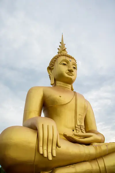 Socha Buddhy v chrámu Thajska. — Stock fotografie