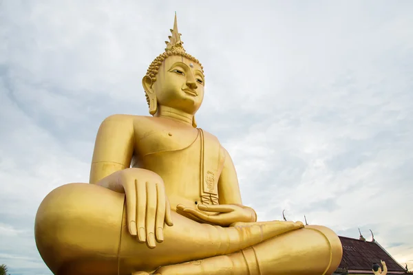 Buddha-Statue im Tempel von Thailand. — Stockfoto