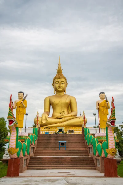 Статуя Будды в храме Таиланда. — стоковое фото