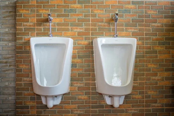 Urinoir in het toilet van een restaurant. — Stockfoto