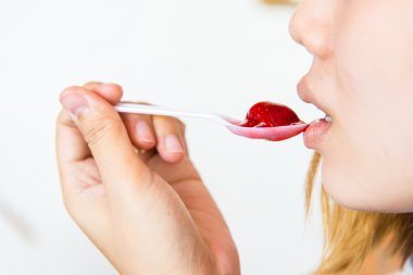 Kadın kırmızı çilek, lezzetli, tatlı yeme.