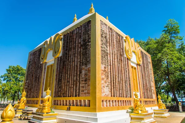Den gyldne pagode i templet af thailand. - Stock-foto