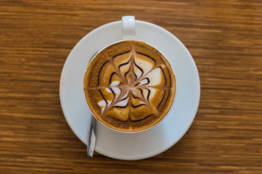 Ahşap masa üzerinde sıcak kahve.