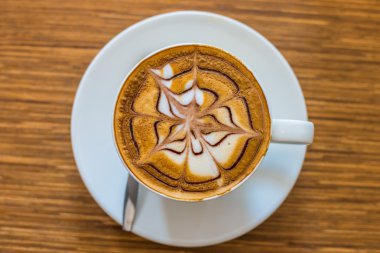 Ahşap masa üzerinde sıcak kahve.