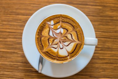 Ahşap masa üzerinde sıcak kahve.